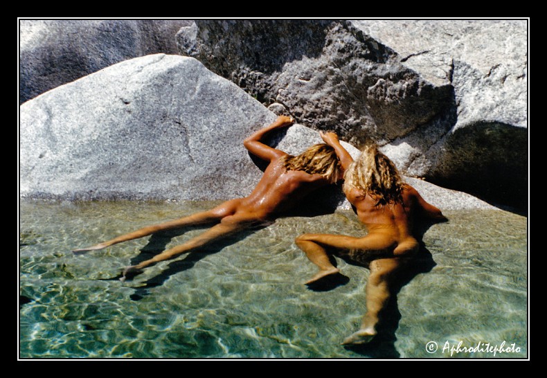 022 Deux blondes dans l'eau
